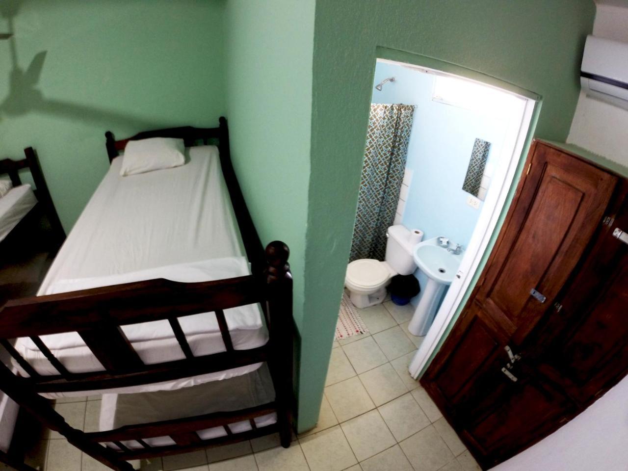 טמארינדו Tsunami Hostel מראה חיצוני תמונה